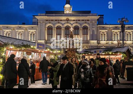 WEIHNACHTSMARKT VOR DEM BÜRGERMEISTERAMT (RATHAUS), TAMPERE, FINNLAND, EUROPA Stockfoto