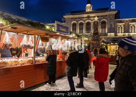 WEIHNACHTSMARKT VOR DEM BÜRGERMEISTERAMT (RATHAUS), TAMPERE, FINNLAND, EUROPA Stockfoto