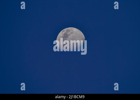 Der Mond detailreiche Aufnahme in blauem Tageslichthimmel, Halbmondhintergrund, der Mond ist ein astronomischer Körper, der den Planeten Erde umkreist, als der einzige p der Erde Stockfoto