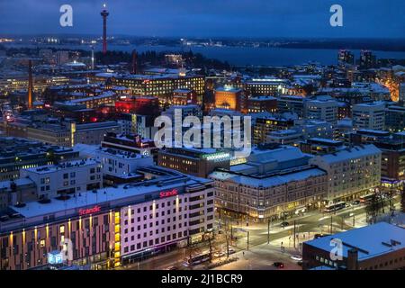 BLICK ÜBER DAS STADTZENTRUM UND DEN SEE NASIJARVI VON DER PANORAMA-SKY BAR MORO, TAMPERE, FINNLAND, EUROPA Stockfoto