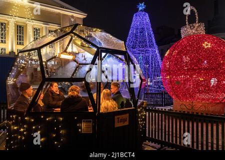 GLÜHWEIN (GLOGG)-BAR AUF DEM WEIHNACHTSMARKT VOR DEM BÜRO DES MAYOR'S, TAMPERE, FINNLAND, EUROPA Stockfoto