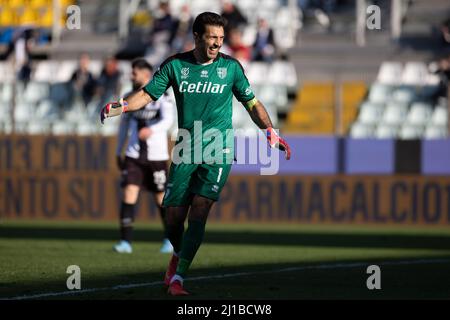 Parma, Italien. 26.. Februar 2022. Gianluigi Buffon von Parma Calcio lächelt während des Spiels der Serie B zwischen Parma Calcio und Spal im Ennio Tardini Stadium Stockfoto