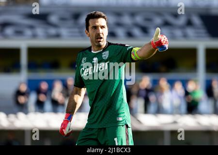 Parma, Italien. 26.. Februar 2022. Gianluigi Buffon von Parma Calcio Gesten während der Serie B Spiel zwischen Parma Calcio und Spal in Ennio Tardini Stadi Stockfoto