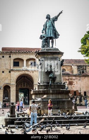 COLUMBUS PARK, PARQUE COLON, PLAZA MAYOR, STATUE VON CHRISTOPHER COLUMBUS, KOLONIALVIERTEL, DAS VON DER UNESCO ZUM WELTKULTURERBE ERKLÄRT WURDE, SANTO DOMINGO, DOMINIKANISCHE REPUBLIK Stockfoto