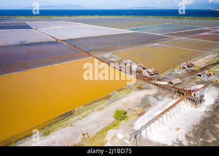 SALZWIESEN, SALINAS DE BANI, HALBINSEL LAS CALDERAS, DOMINIKANISCHE REPUBLIK Stockfoto