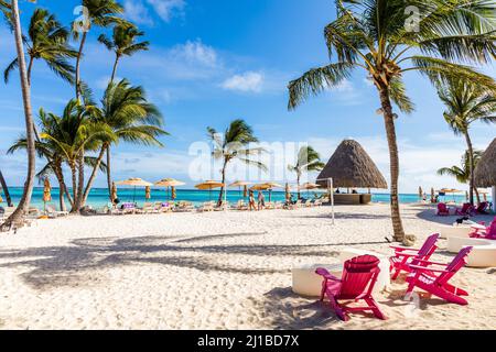 ILLUSTRATION DES RÜCKGANGS DER ANZAHL DER RESORTBUCHUNGEN, DER STRAND IM WESTIN PUNTA CANA RESORT & CLUB, DOMINIKANISCHE REPUBLIK Stockfoto