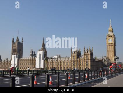 London, Großbritannien 24.. März 2022. Big Ben, Westminster Bridge und Houses of Parliament an einem klaren Tag. Stockfoto