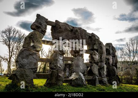 FAIS'ART PFAD, SKULPTUREN VON GILLES PEREZ MIT VOLVIC STEINEN SÄUMEN DEN WEG, CHAPDES BEAUFORT, (63) PUY DE DOME, AUVERGNE Stockfoto