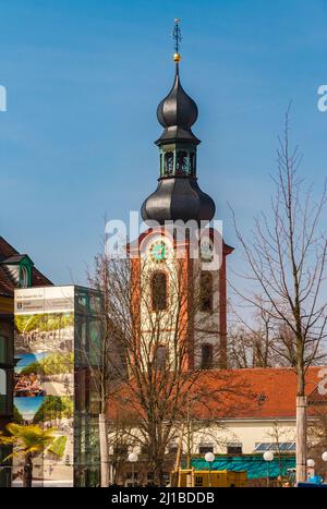 Tolle Nahaufnahme des Glockenturms der katholischen Kirche St. Pankratius, der ältesten Kirche der Stadt Schwetzingen, Baden-Württemberg, Deutschland,... Stockfoto