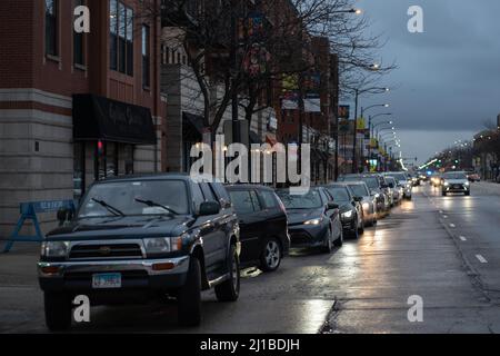 Chicago, USA. 24. März 2022. Die Fahrer stehen am 24. März 2022 an einer BP-Station im Rahmen eines $1-Millionen-Gaspiveaway-Gewinns des Geschäftsmannes Willie Wilson in Chicago, IL, für $50 im freien Benzin an. Die Gaspreise in Chicago liegen mit durchschnittlich etwas mehr als $4,80 pro Gallone über dem nationalen Durchschnitt. (Foto: Max Herman/Sipa USA) Quelle: SIPA USA/Alamy Live News Stockfoto