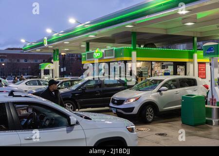 Chicago, USA. 24. März 2022. Die Fahrer stehen am 24. März 2022 an einer BP-Station im Rahmen eines $1-Millionen-Gaspiveaway-Gewinns des Geschäftsmannes Willie Wilson in Chicago, IL, für $50 im freien Benzin an. Die Gaspreise in Chicago liegen mit durchschnittlich etwas mehr als $4,80 pro Gallone über dem nationalen Durchschnitt. (Foto: Max Herman/Sipa USA) Quelle: SIPA USA/Alamy Live News Stockfoto