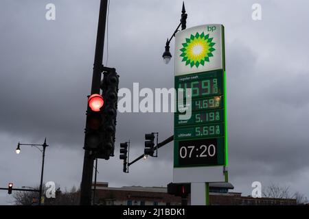 Chicago, USA. 24. März 2022. Am 24. März 2022 wird an einer BP-Station im North Center-Gebiet von Chicago, IL, reguläres bleifreies Gas mit einem Preis von knapp $4,70 eingepreist. Die Gaspreise in Chicago liegen mit durchschnittlich etwas mehr als $4,80 pro Gallone über dem nationalen Durchschnitt. (Foto: Max Herman/Sipa USA) Quelle: SIPA USA/Alamy Live News Stockfoto