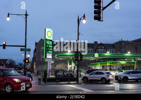 Chicago, USA. 24. März 2022. Am 24. März 2022 wird an einer BP-Station im North Center-Gebiet von Chicago, IL, reguläres bleifreies Gas mit einem Preis von knapp $4,70 eingepreist. Die Gaspreise in Chicago liegen mit durchschnittlich etwas mehr als $4,80 pro Gallone über dem nationalen Durchschnitt. (Foto: Max Herman/Sipa USA) Quelle: SIPA USA/Alamy Live News Stockfoto