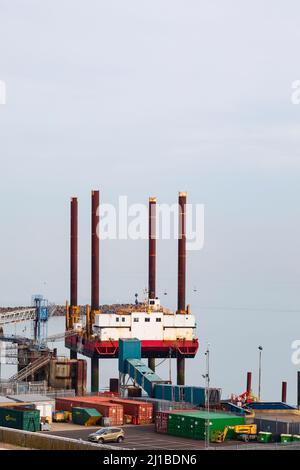 Fugro Excalibur, Jack-up-Lastkahn, der in der Offshore-Windparkbauindustrie eingesetzt wird. Im Royal Harbour, Ramsgate, festgemacht, wird repariert. , Kent, Eng Stockfoto