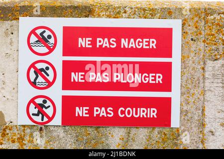 Ne pas nager, ne pas plonger, ne pas courir, kein Schwimmen, kein Tauchen, Kein Laufschild auf Französisch an der Hafenmauer. Royal Harbour, Ramsgate, Kent, Engl Stockfoto