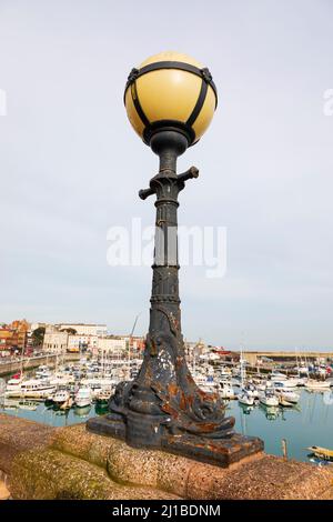 Straßenlaterne auf der königlichen Parade mit Blick auf den Yachthafen. Royal Harbour, Ramsgate, Kent, England Stockfoto