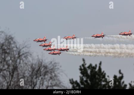 Die Red Arrows feilen über RAF Leeming als Teil der 100 Squadron Auflösung bei RAF Leeming Stockfoto