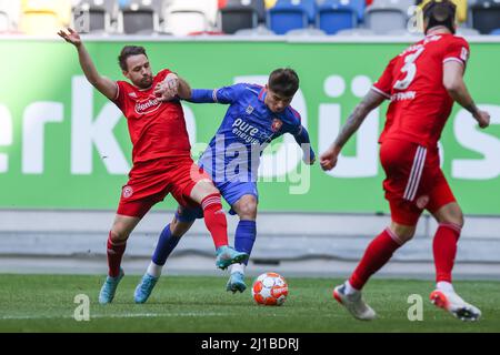 DÜSSELDORF, DEUTSCHLAND - 24. MÄRZ: Manfred Ugalde vom FC Twente beim Freundschaftsspiel zwischen Fortuna Düsseldorf und FC Twente in der Merkur Spielarena am 24. März 2022 in Düsseldorf (Foto: Marcel ter Bals/Orange Picles) Stockfoto