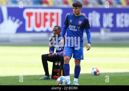 DÜSSELDORF, DEUTSCHLAND - 24. MÄRZ: Manfred Ugalde vom FC Twente erwärmt sich beim Freundschaftsspiel zwischen Fortuna Düsseldorf und FC Twente in der Merkur Spielarena am 24. März 2022 in Düsseldorf (Foto: Marcel ter Bals/Orange Picles) Stockfoto