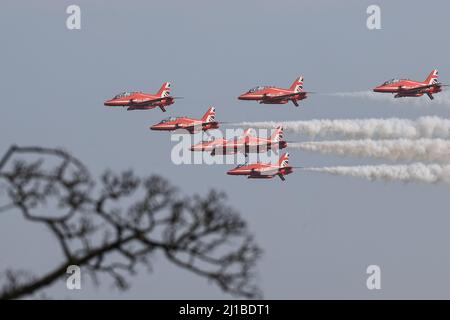 Die Red Arrows feilen über RAF Leeming als Teil der 100 Squadron Auflösung bei RAF Leeming Stockfoto