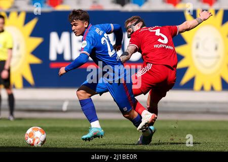 DÜSSELDORF, DEUTSCHLAND - 24. MÄRZ: Manfred Ugalde vom FC Twente wird von Andre Hoffmann von Fortuna Düsseldorf während des Freundschaftsspiels zwischen Fortuna Düsseldorf und FC Twente in der Merkur Spielarena am 24. März 2022 in Düsseldorf, Deutschland, herausgefordert (Foto: Marcel ter Bals/Orange Picles) Stockfoto