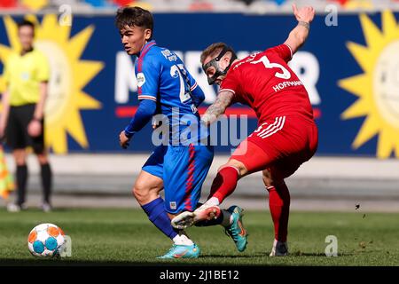 DÜSSELDORF, DEUTSCHLAND - 24. MÄRZ: Manfred Ugalde vom FC Twente wird von Andre Hoffmann von Fortuna Düsseldorf während des Freundschaftsspiels zwischen Fortuna Düsseldorf und FC Twente in der Merkur Spielarena am 24. März 2022 in Düsseldorf, Deutschland, herausgefordert (Foto: Marcel ter Bals/Orange Picles) Stockfoto