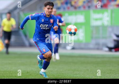 DÜSSELDORF, DEUTSCHLAND - 24. MÄRZ: Manfred Ugalde vom FC Twente beim Freundschaftsspiel zwischen Fortuna Düsseldorf und FC Twente in der Merkur Spielarena am 24. März 2022 in Düsseldorf (Foto: Marcel ter Bals/Orange Picles) Stockfoto