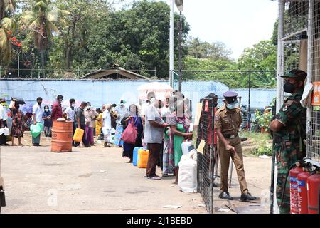 Colombo, Sri Lanka. 24. März 2022. Soldaten der srilankischen Armee bewachen eine Tankstelle, während die Menschen in Colombo darauf warten, Kraftstoff zu bekommen. (Foto: Saman Abesiriwardana/Pacific Press) Quelle: Pacific Press Media Production Corp./Alamy Live News Stockfoto