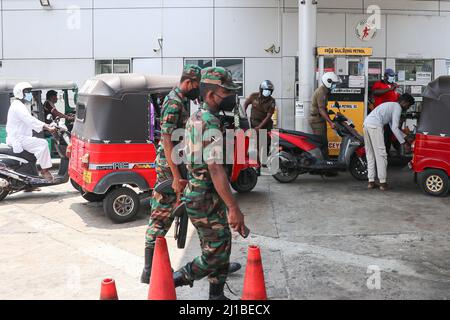 Colombo, Sri Lanka. 24. März 2022. Soldaten der srilankischen Armee bewachen eine Tankstelle, während die Menschen in Colombo darauf warten, Kraftstoff zu bekommen. (Foto: Saman Abesiriwardana/Pacific Press) Quelle: Pacific Press Media Production Corp./Alamy Live News Stockfoto