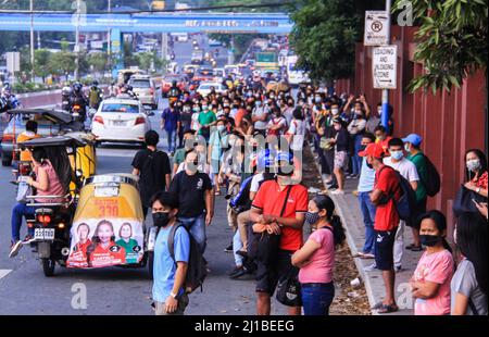 Quezon City, Philippinen. 24. März 2022. Viele Passagiere sind heute Morgen auf der Straße gestrandet, da die Auswirkungen des kontinuierlichen Anstiegs der Erdölpreise auf den öffentlichen Verkehr nicht zu erreichen waren. (Foto: Edd Castro/Pacific Press) Quelle: Pacific Press Media Production Corp./Alamy Live News Stockfoto