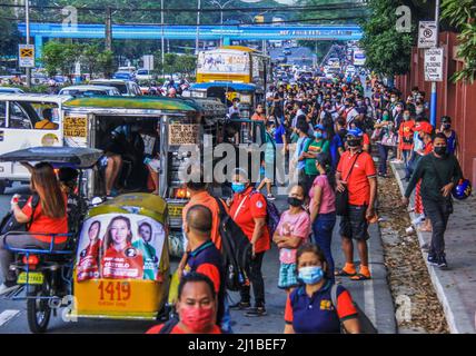 Quezon City, Philippinen. 24. März 2022. Viele Passagiere sind heute Morgen auf der Straße gestrandet, da die Auswirkungen des kontinuierlichen Anstiegs der Erdölpreise auf den öffentlichen Verkehr nicht zu erreichen waren. (Foto: Edd Castro/Pacific Press) Quelle: Pacific Press Media Production Corp./Alamy Live News Stockfoto