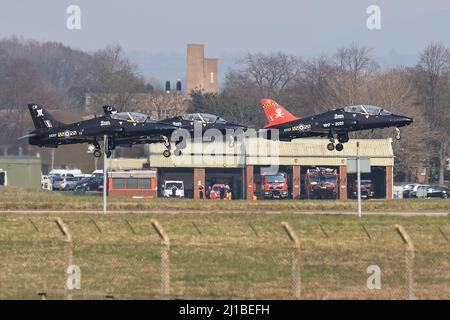 Leeming Bar, Großbritannien. 24. März 2022. Die RAF T2 Hawks starten bei der RAF Leeming als Teil der 100 Squadron Disbandmen, die am 3/24/2022 bei der RAF Leeming in Leeming Bar, Großbritannien, vorbeifliegen. (Foto von Mark Cosgrove/News Images/Sipa USA) Quelle: SIPA USA/Alamy Live News Stockfoto