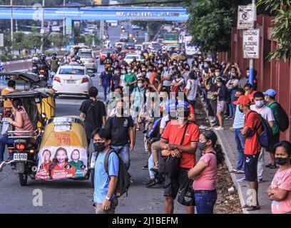 Quezon City, Philippinen. 24. März 2022. Viele Passagiere sind heute Morgen auf der Straße gestrandet, da die Auswirkungen des kontinuierlichen Anstiegs der Erdölpreise auf den öffentlichen Verkehr nicht zu erreichen waren. (Foto: Edd Castro/Pacific Press) Quelle: Pacific Press Media Production Corp./Alamy Live News Stockfoto