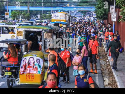 Quezon City, Philippinen. 24. März 2022. Viele Passagiere sind heute Morgen auf der Straße gestrandet, da die Auswirkungen des kontinuierlichen Anstiegs der Erdölpreise auf den öffentlichen Verkehr nicht zu erreichen waren. (Foto: Edd Castro/Pacific Press) Quelle: Pacific Press Media Production Corp./Alamy Live News Stockfoto