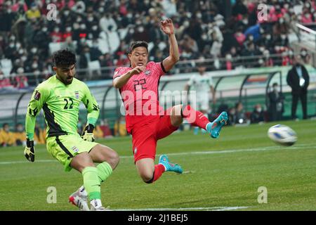 Seoul, Südkorea. 24. März 2022. Der südkoreanische Kwon Chang-hoon (R) tritt während des Gruppenspiel Zwischen Südkorea und dem Iran zur FIFA Fußball-Weltmeisterschaft Qatar 2022 Qualifier am 24. März 2022 in Seoul, Südkorea, an. Kredit: James Lee/Xinhua/Alamy Live Nachrichten Stockfoto