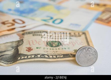 Münze ein Rubel, europäische und Dollar Währung: Banknoten von fünfzig, zwanzig Euro-Münzen Stockfoto