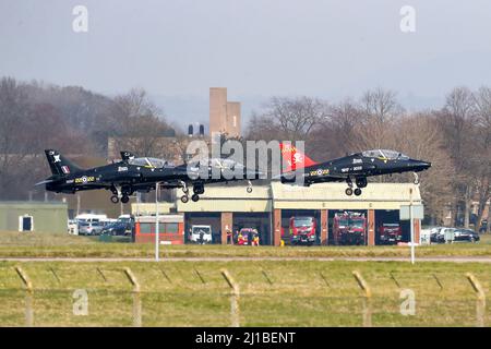 Der Start von RAF Hawk T1s von RAF Leeming im Rahmen der Auflöseparade für die Staffel 100 Stockfoto