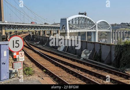 Die Royal Albert Bridge alias Saltash Bridge ist eine eingleisige historische Eisenbahnbrücke, die Devon und Cornwall verbindet. Von der Saltash Station aus gesehen. Entwickelt b Stockfoto