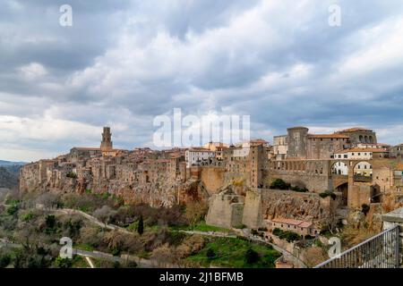 Panoramablick auf das antike Dorf Pitigliano, Grosseto, Italien, auf Tufffelsen gebaut Stockfoto