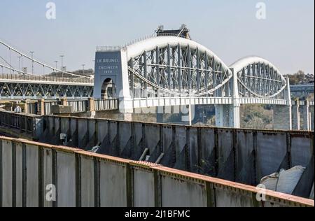 Die Royal Albert Bridge alias Saltash Bridge ist eine eingleisige historische Eisenbahnbrücke, die Devon und Cornwall verbindet. Gestaltet von Isambard Kingdom Brunel i Stockfoto