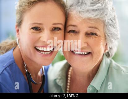 Ich bin in guten Händen. Nahaufnahme Porträt einer attraktiven Krankenschwester und ihrer älteren Patientin im Krankenhaus. Stockfoto