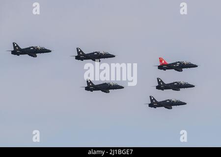 RAF Hawk T1s führen einen Flipper über RAF Leeming als Teil der Auflösungparade für die 100 Geschwader in Leeming Bar, Großbritannien am 3/24/2022. (Foto von James Heaton/News Images/Sipa USA) Stockfoto