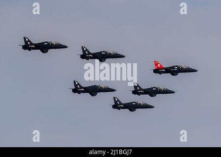 RAF Hawk T1s führen einen Flipper über RAF Leeming als Teil der Auflösungparade für die 100 Geschwader in Leeming Bar, Großbritannien am 3/24/2022. (Foto von James Heaton/News Images/Sipa USA) Stockfoto