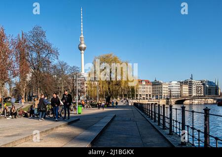 Die Leute sitzen draußen und genießen das warme Frühlingswetter, James Simon Park, Mitte, Berlin Stockfoto
