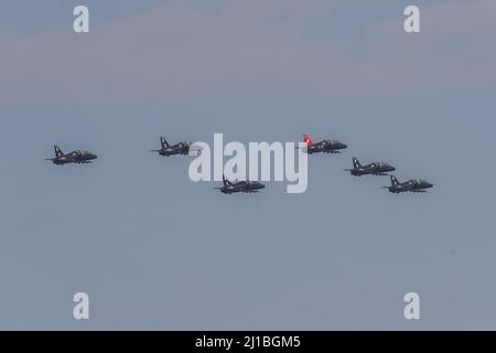 RAF Hawk T1s führt einen Flipper über RAF Leeming als Teil der Auflösungsparade für die Staffel 100 auf Stockfoto