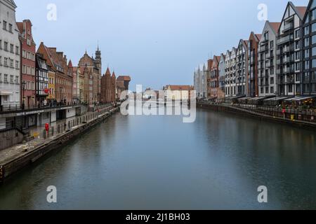 31. Dezember 2021 - Danzig, Polen: Blick auf den alten Hafen von Danzig Stockfoto