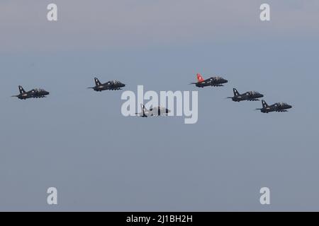 Leeming Bar, Großbritannien. 24. März 2022. RAF 100 Squadron Hawks fliegen im Rahmen ihrer Auflösung am 3/24/2022 in Leeming Bar, Großbritannien, an RAF Leeming vorbei. (Foto von Mark Cosgrove/News Images/Sipa USA) Quelle: SIPA USA/Alamy Live News Stockfoto