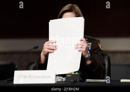 Washington, USA. 24. März 2022. US Southern Command, Gn Laura Richardson, bezeugt vor dem Armed Services Committee des Senats während einer Anhörung zur Untersuchung der Haltung des United States Northern Command und des United States Southern Command, heute am 24. März 2022 im Dirksen Senate/Capitol Hill in Washington DC, USA. (Foto von Lenin Nolly/Sipa USA) Quelle: SIPA USA/Alamy Live News Stockfoto