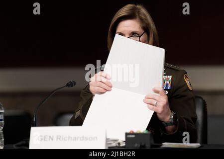 Washington, USA. 24. März 2022. US Southern Command, Gn Laura Richardson, bezeugt vor dem Armed Services Committee des Senats während einer Anhörung zur Untersuchung der Haltung des United States Northern Command und des United States Southern Command, heute am 24. März 2022 im Dirksen Senate/Capitol Hill in Washington DC, USA. (Foto von Lenin Nolly/Sipa USA) Quelle: SIPA USA/Alamy Live News Stockfoto