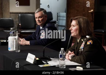 Washington, USA. 24. März 2022. US Northern Command und North American Aerospace Defense Command, Gn Glen VanHerck (links) und US Southern Command, Gn Laura Richardson (rechts) geben heute am 24. März vor dem Armed Services Committee des Senats eine Anhörung zur Untersuchung der Haltung des United States Northern Command und des United States Southern Command ab. 2022 im Dirksen Senat/Capitol Hill in Washington DC, USA. (Foto von Lenin Nolly/Sipa USA) Quelle: SIPA USA/Alamy Live News Stockfoto